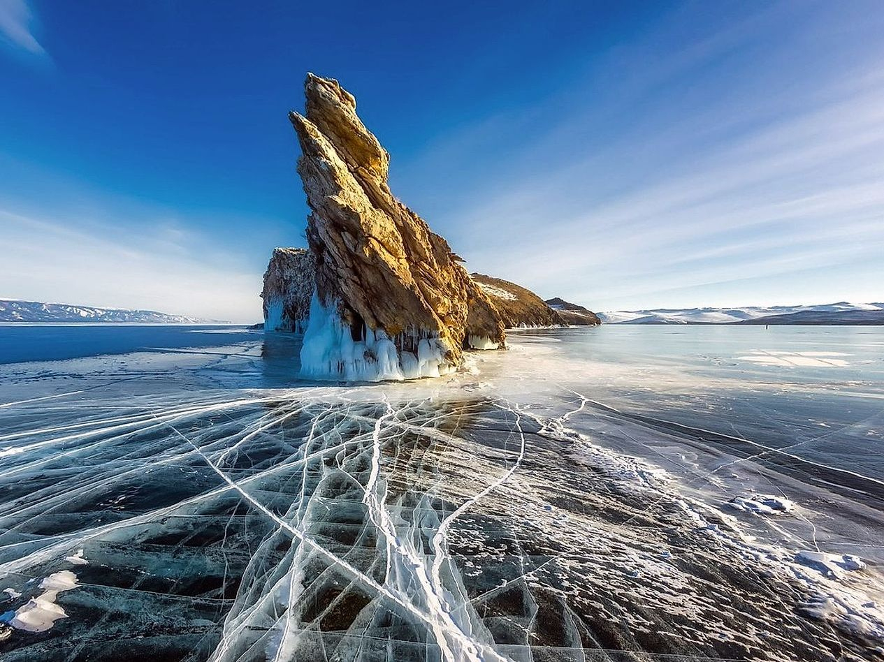 Água tranquila do lago nas montanhas abaixo das colinas